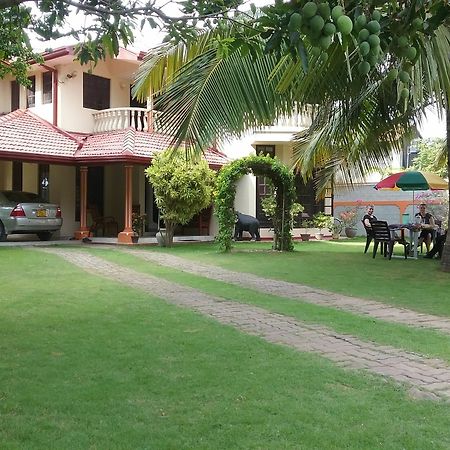 Sugandi Inn Kochchikade Exterior photo