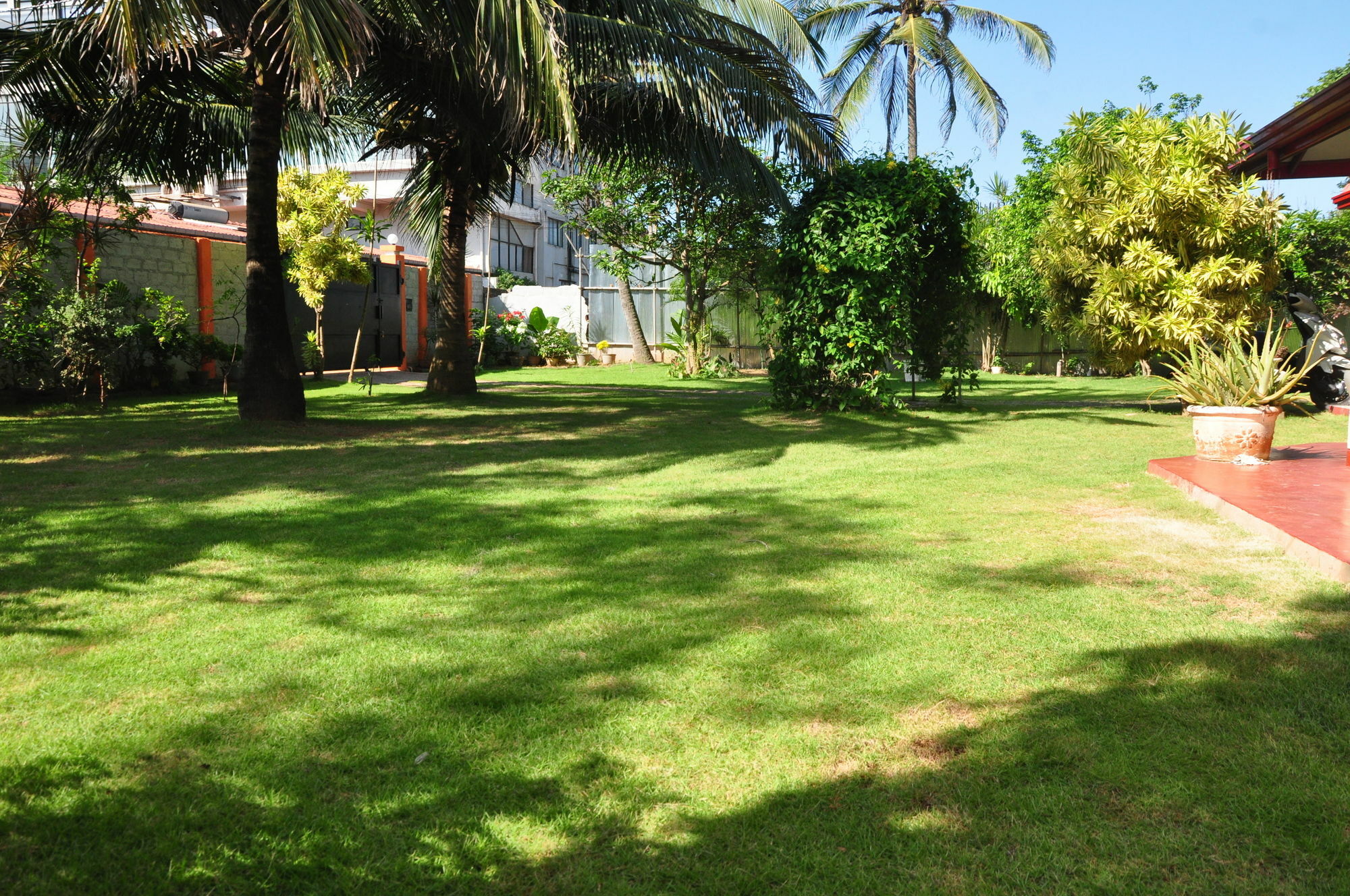Sugandi Inn Kochchikade Exterior photo